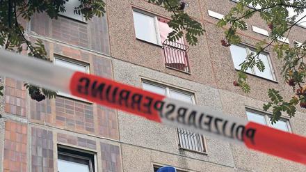 Hinter dem verhängten Fenster in diesem Leipziger Haus ist der Terrorverdächtige Jaber Albakr in der Nacht zu Montag festgenommen worden. 