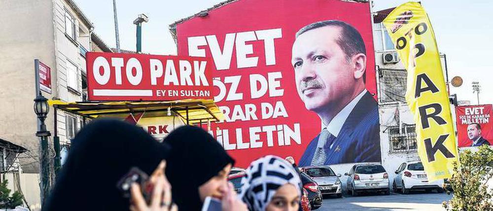 Überall in der Türkei – wie hier in einer Straße in Istanbul – ist die Regierungspropaganda allgegenwärtig. 