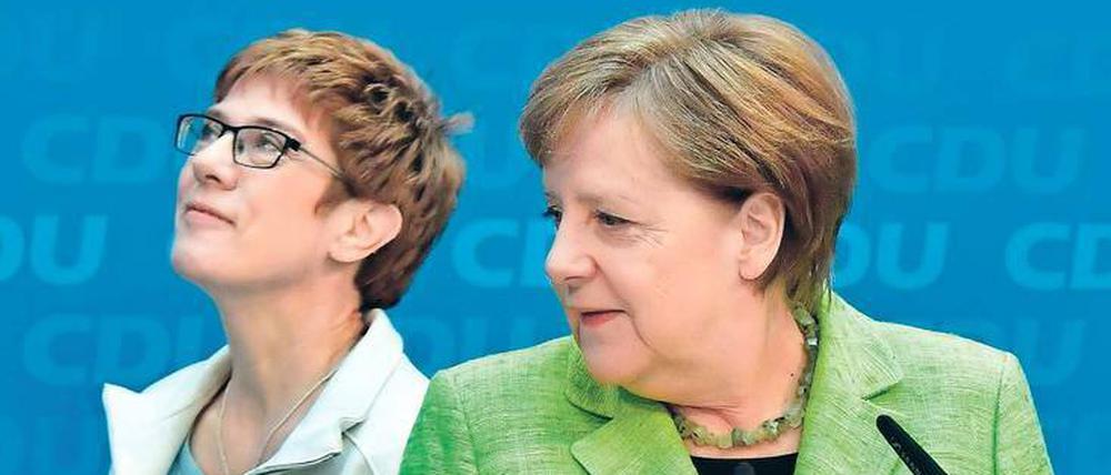 Foto mit Nachfolgerin? CDU-Chefin Angela Merkel will sich wie Annegret Kramp-Karrenbauer nicht auf eine Personaldiskussion einlassen. 