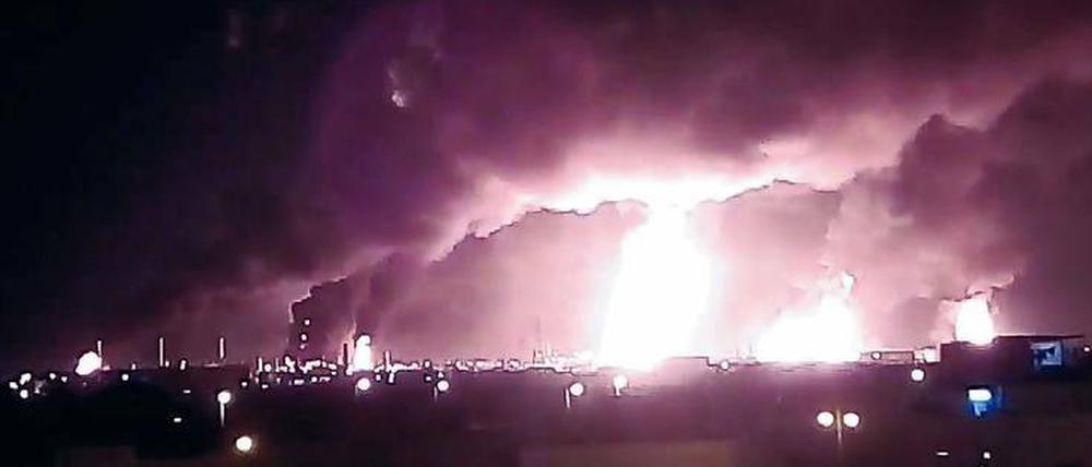 Dieser Screenshot eines Social-Media-Videos zeigt die brennende saudi-arabische Ölraffinerie. 