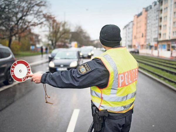 In München befragt die Polizei aufgrund der neuen Ausgangsbeschränkungen die Insassen von Fahrzeugen nach dem Grund und der Notwendigkeit ihrer Fahrt. 