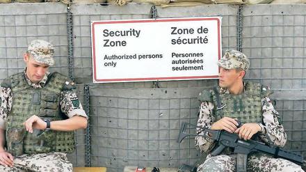 Rund um die Uhr. Seit 2002 schickt die Bundesregierung Soldaten nach Afghanistan. Diese beiden warten im Camp Warehouse in Kabul auf ihre Wachablösung. Foto: Caro
