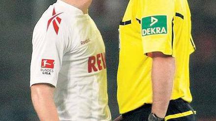 Gegenüberstellung. Schiedsrichter Manuel Gräfe und Kölns Lukas Podolski beim Freitagsspiel der Bundesliga.