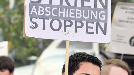 Gefahr im Verzug. Demonstranten protestieren am Münchner Flughafen gegen die Abschiebung von Flüchtlingen. Foto: dpa
