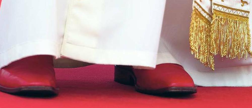 Beide Füße fest am Boden. Wenn es ein Wort gibt, das Papst Benedikt XVI. zusammenfasst, dann ist das: Kontinuität. Seine Maxime lautet: „Vermeide jedweden Bruch.“ 
