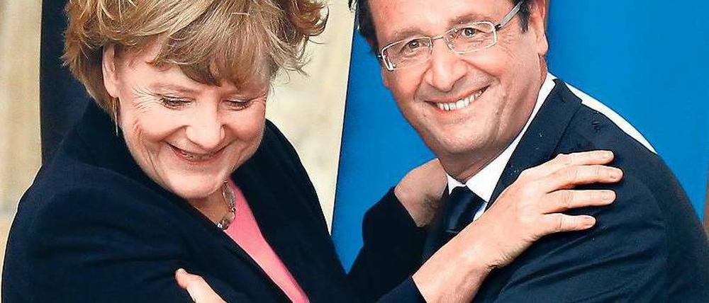 Hollande und Merkel wiederholen vor der Kathedrale von Reims einen historischen Akt.