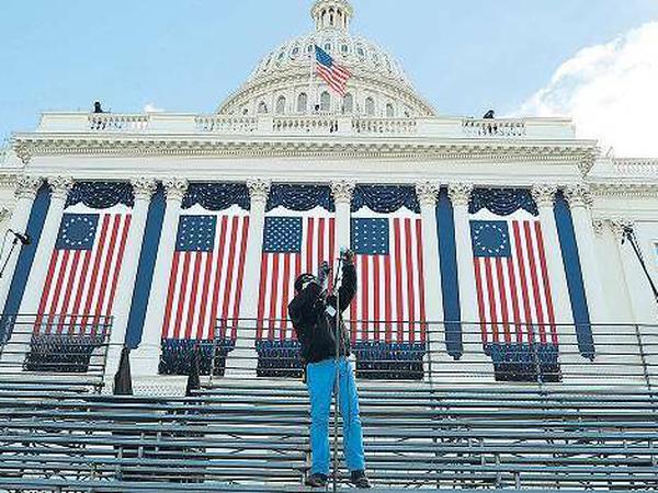 Letzte Vorbereitung. Das Weiße Haus ist geschmückt, Tribünen wachsen in die Höhe. 800 000 Gäste werden zu Obamas Inauguration erwartet. 2009 waren es noch zwei Millionen. Foto: AFP