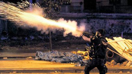 Ein harter Polzeieinsatz beendete in der Nacht zum Sonntag die zweiwöchige Rebellion von Istanbul.