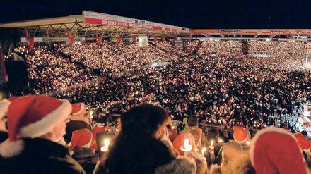 Alle Jahre wieder. 27000 Menschen werden am Dienstag zum Weihnachtssingen in der Alten Försterei erwartet.
