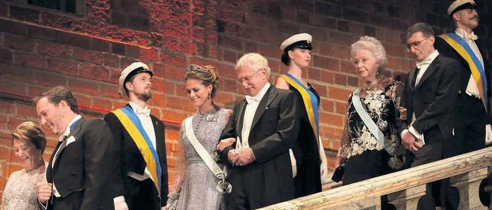 Heute ein König. Prinzessin Christina von Schweden (rechts) begleitet Wissenschaftler Aziz Sancar zum Nobel-Bankett im Blauen Saal.