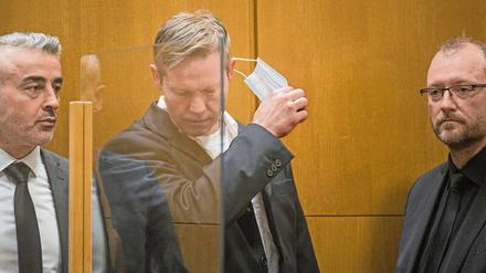 Stephan Ernst (Bildmitte, mit seinen Anwälten) nahm das Urteil regungslos zur Kenntnis.