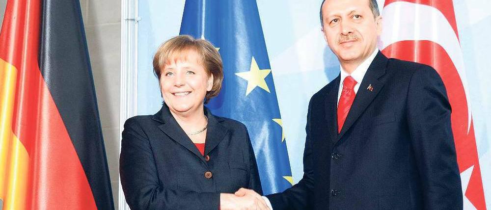 So freundlich zueinander waren Merkel und Erdogan bei der letzten Begegnung, im Februar 2008 in Berlin. Foto: ddp