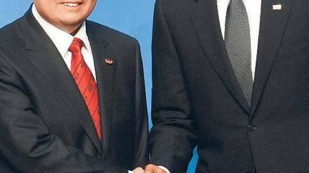 Freundlich im Ton. Der chinesische Präsident Hu Jintao und sein US-Kollege Barack Obama beim Nukleargipfel. Foto: dpa