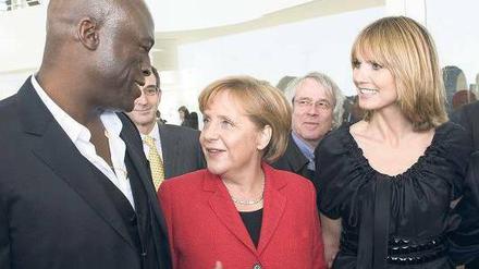 Ein bisschen Glamour um Merkel. Die Kanzlerin plaudert mit dem deutschen Topmodel Heidi Klum und deren Mann, dem britischen Sänger Seal. Die zum Essen im Getty-Center geladene US-Filmprominenz blieb allerdings fern. Foto: AFP