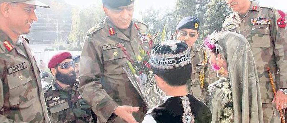 Starker Mann. Armeechef General Ashfaq Parvez Kayani – hier beim Besuch des Swat-Tals nach einer Offensive gegen die Taliban – bestimmt mittlerweile die Außenpolitik Pakistans. In Afghanistan setzt er nicht mehr auf die Ex-Verbündeten Taliban. Foto: dpa