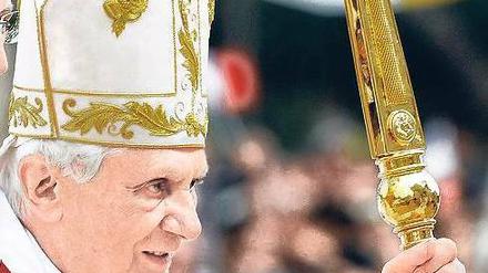 Unter dem Jubel der Gläubigen. Papst Benedikt XVI. feierte am Sonntag in Malta eine Messe mit rund 40 000 Menschen. Die Missbrauchsdebatte ist zum beherrschenden Problem seines Pontifikats geworden – und auch auf der Mittelmeerinsel ein Thema. Foto: dpa