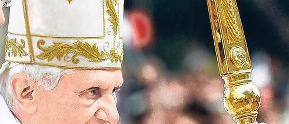 Unter dem Jubel der Gläubigen. Papst Benedikt XVI. feierte am Sonntag in Malta eine Messe mit rund 40 000 Menschen. Die Missbrauchsdebatte ist zum beherrschenden Problem seines Pontifikats geworden – und auch auf der Mittelmeerinsel ein Thema. Foto: dpa