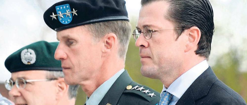 Unter Partnern. McChrystal (Mitte), Oberbefehlshaber der Afghanistantruppe Isaf, und Verteidigungsminister Guttenberg. 
