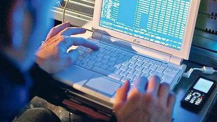Angriff vom Schreibtisch: Cyber-Attacken nehmen weltweit zu. Foto: Keystone