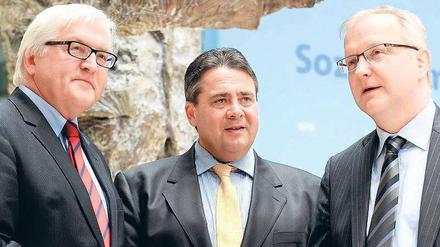 Nein vorstellbar. Die SPD-Politiker Steinmeier (links) und Gabriel (Mitte) am Montag mit EU-Währungskommissar Rehn. Foto: ddp