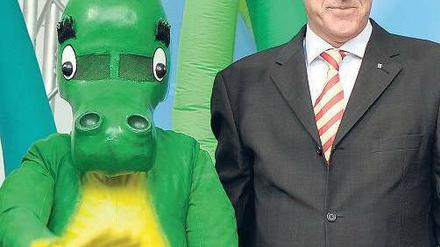 Tabaluga, hilf! Regierungschef Jürgen Rüttgers bei einem Familienfest der CDU in Köln eine Woche vor der Landtagswahl.Foto: dpa