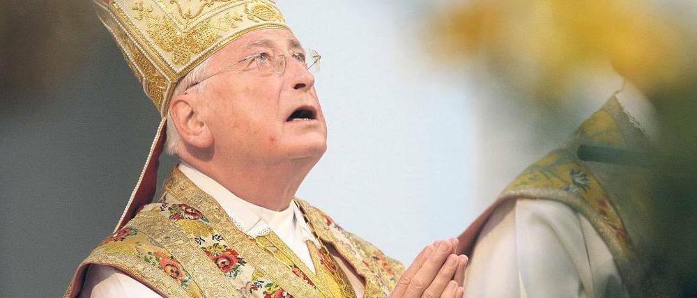 Hilfe von oben? Bischof Mixa dementiert den Missbrauchsvorwurf „mit Entschiedenheit“. Foto: dpa