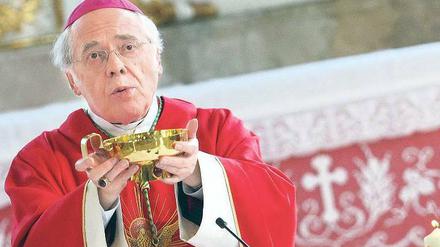 Bis zur Ernennung eines neuen Bischofs führt Weihbischof Josef Grünwald (73) kommissarisch die Geschäfte. Er versicherte, dass die Diözese auch weiterhin „zu dem klaren und sachgerechten Umgang in der Aufklärung“ aller gegen Mixa erhobenen Vorwürfe stehe.