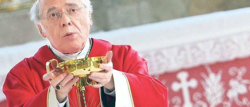 Bis zur Ernennung eines neuen Bischofs führt Weihbischof Josef Grünwald (73) kommissarisch die Geschäfte. Er versicherte, dass die Diözese auch weiterhin „zu dem klaren und sachgerechten Umgang in der Aufklärung“ aller gegen Mixa erhobenen Vorwürfe stehe.