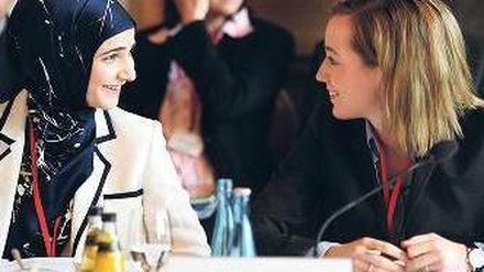 Dialog. Religionswissenschaftlerin Tuba Isik-Yigit und Familienministerin Kristina Schröder (CDU) auf der Konferenz. Foto: dpa