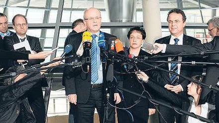 Mühsame Einigung. Die Fraktionsvorsitzenden von Union, Volker Kauder (Mitte), und FDP, Birgit Homburger, sowie CSU-Landesgruppenchef Hans-Peter Friedrich. Foto: dpa