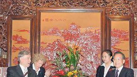 Viel Lob, wenig Druck. Horst Köhler (links) mit Premierminister Wen Jiabao in Peking. Die Menschenrechtssituation war kein zentrales Thema ihres Gesprächs.