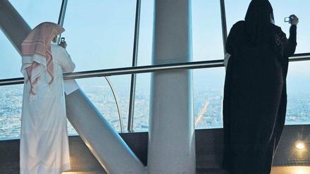 Mit Abstand. Ein Mann und eine Frau schauen von der Aussichtsplattform des King Towers auf Saudi-Arabiens Hauptstadt Riad. In dem Königreich brauchen Frauen, die reisen oder zum Arzt gehen wollen, die Genehmigung eines männlichen Verwandten. 