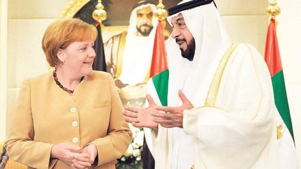 Im Palast des Präsidenten. Bundeskanzlerin Angela Merkel und der Staatschef der Vereinigten Arabischen Emirate, Scheich Chalifa Bin Sajed al Nahajan, unterhalten sich in Abu Dhabi. Foto: Rainer Jensen/dpa