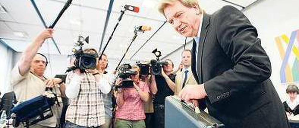 Als Zeuge geladen. Hessens Innenminister Bouffier am Mittwoch im Landtag. Foto: dpa