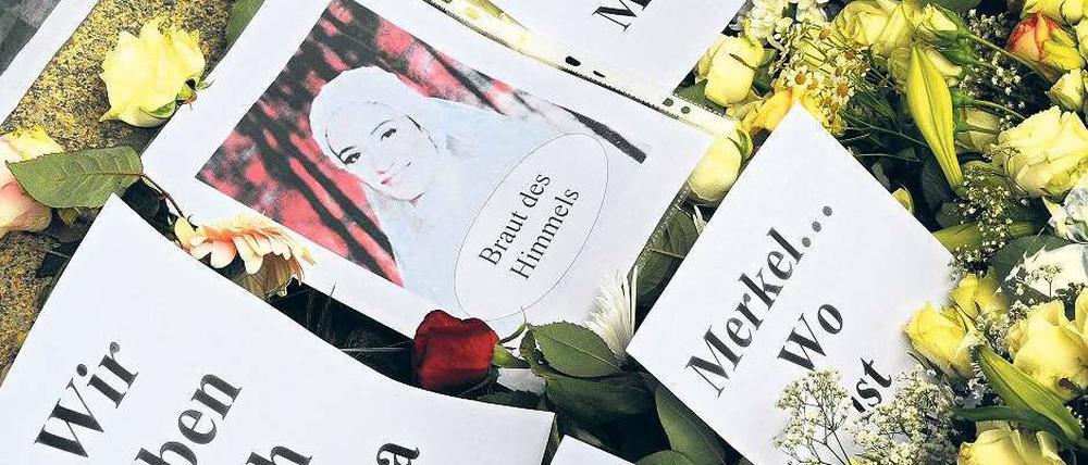 Rosen für Marwa. Vor Dresdens Rathaus lagen nach dem Mord im Sommer letzten Jahres Blumen und Beileidsbriefe. 