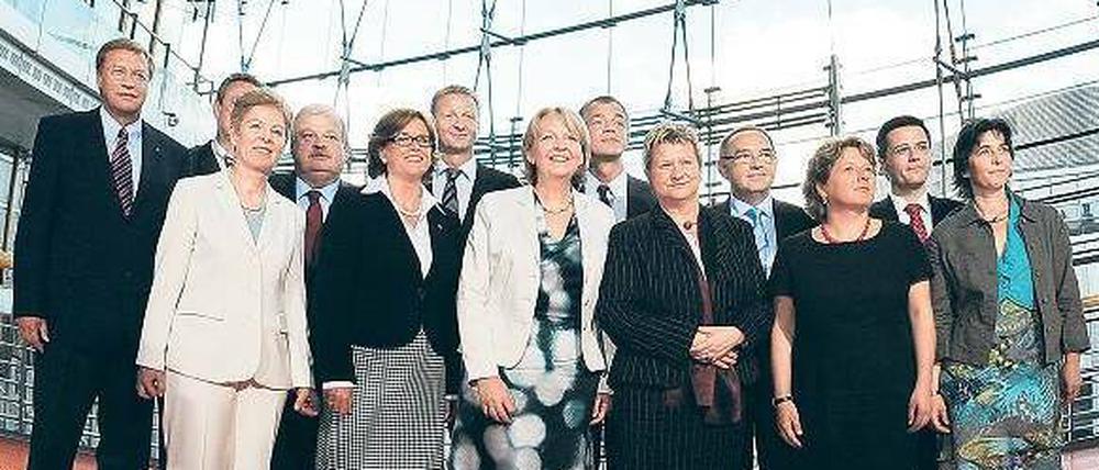 Große Aufgabe. Das neue nordrhein-westfälische Kabinett um Ministerpräsidentin Hannelore Kraft (SPD) und Schulministerin Sylvia Löhrmann (Grüne). Foto: dpa