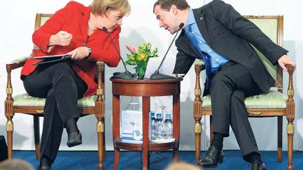 Wer sagt’s wem? Bundeskanzlerin Angela Merkel und Russlands Präsident Dmitri Medwedew in Jekaterinburg. Foto: dpa