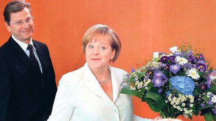 Gute Miene zu Beginn der Kabinettsitzung. Trotz Streitigkeiten und des Umfragetiefs sieht Merkel (CDU) ihre Koalition mit Westerwelle (FDP) auf gutem Kurs. Foto: Wolfgang Kumm/dpa