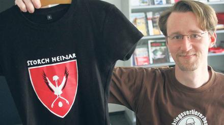 Umstrittenes Logo: Mathias Brodkorb mit einem Storch-Heinar-T-Shirt. Foto: ddp