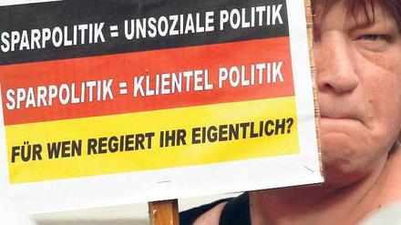 Betroffen. Mitglieder des Arbeitslosenverbandes Mecklenburg-Vorpommern und des Sozialen Bündnisses Schwerin protestieren gegen das Sparpaket.