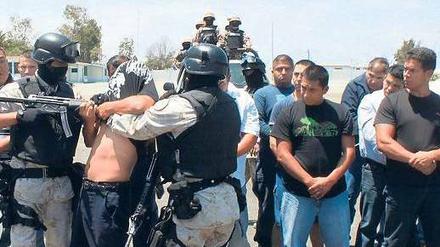 Razzia. Soldaten nehmen Angehörige der lokalen Polizei fest, die Verbindungen zu Drogenkartellen haben sollen. 