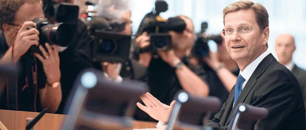 Vor Journalisten. Außenminister und Vizekanzler Guido Westerwelle (FDP) präsentierte sich am Mittwoch der Bundespressekonferenz. Foto: Axel Schmidt/ddp