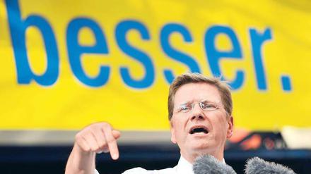 Lang ist’s her. Im Wahlkampf 2009 hat die FDP – hier Parteivorsitzender Guido Westerwelle in München – eine Menge versprochen. 14,6 Prozent der Wähler hofften auf die Liberalen. Nun liegen sie in Umfragen unter fünf Prozent. Foto: Oliver Lang/ddp