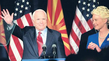 Ex-Präsidentschaftskandidat McCain (hier mit seiner Frau Cindy) setzte sich bei der parteiinternen Vorwahl in Arizona durch.