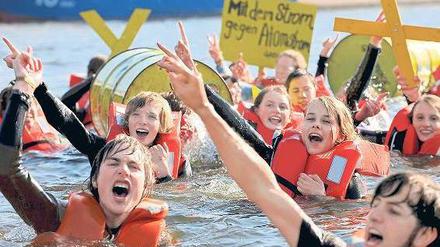 Sprung in die Spree. Die Greenpeace-Jugend ist am Sonntag, eine Woche vor der geplanten Großdemo gegen Atomkraft, schon mal ins Wasser gegangen.
