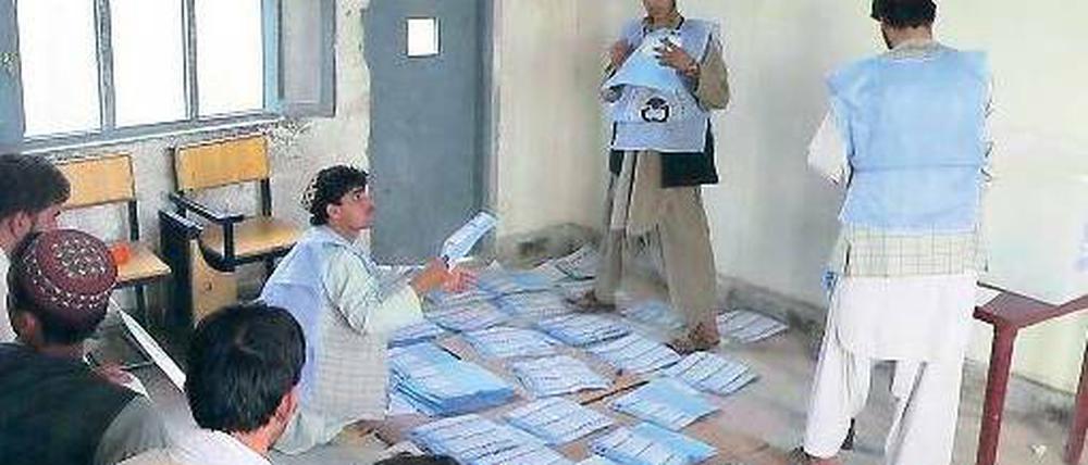 Zählen oder schummeln? Wahlhelfer in Kandahar bei der Arbeit.