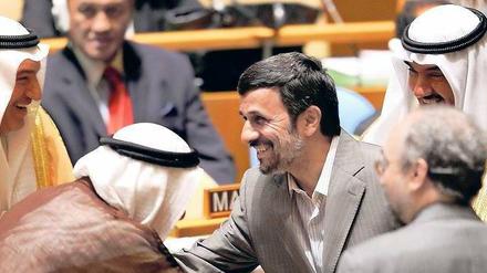 Herrenrunde. Irans Präsident Ahmadinedschad begrüßt zum Auftakt des Millenniumsgipfels der UN-Mitglieder die kuwaitische Delegation in New York. 