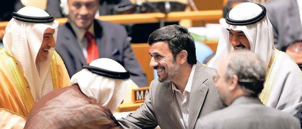 Herrenrunde. Irans Präsident Ahmadinedschad begrüßt zum Auftakt des Millenniumsgipfels der UN-Mitglieder die kuwaitische Delegation in New York. 