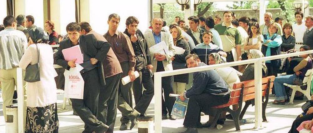 Vor der deutschen Botschaft in Ankara gehört Geduld für die Ausreisewilligen dazu.