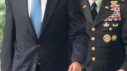 Barack Obama mit dem Oberbefehlshaber in Afghanistan, David Petraeus.